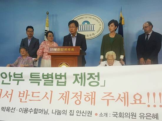 최성 고양시장이 일본군 위안부 특별법 제정 관련 5가지 요구사항을 발표하고 있다.(사진= 김진부 기자)