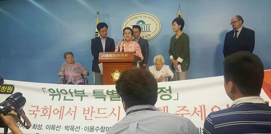 일본군 위안부 피해자인 이용수 할머니가 일본과의 협상은 무효라며 울분을 토하고 있다.(사진= 김진부 기자)