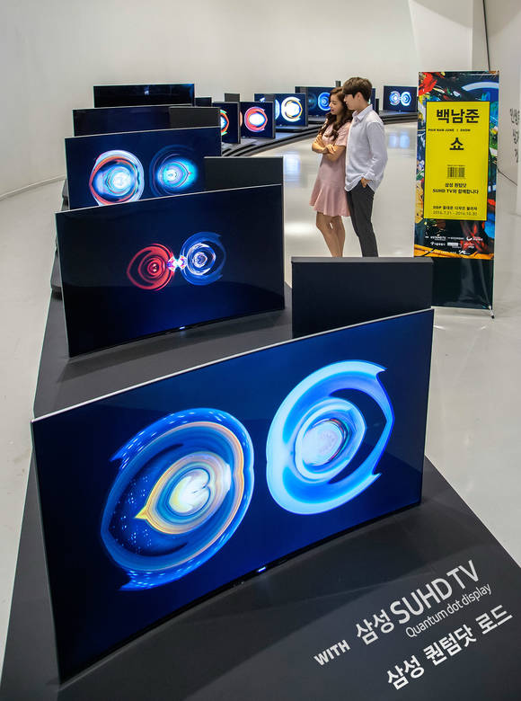 DDP ‘백남준 쇼’에 설치된 ‘삼성 퀀텀닷 로드’. (사진제공=삼성전자)
