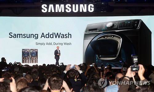 삼성전자가 미국 CES에서 애드워시 세탁기를 소개하고 있다. (사진=연합뉴스)