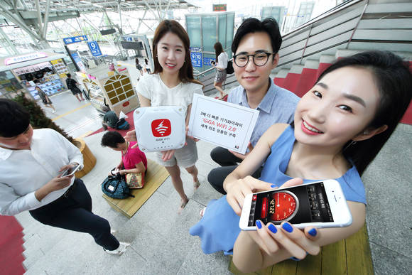 서울역에서 KT 모델들이 ‘GiGA WiFi 2.0’을 소개하고 있다. (사진제공=KT)