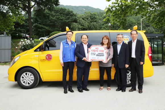 효성은 21일 관악구 신림동에 있는 성민장애아동어린이집과 ‘장애아동을 위한 사랑의 차량 전달식’을 갖고 장애아동용으로 개조한 이동 차량 1대를 기증했다. (왼쪽부터)이정원 효성 상무, 노재봉 효성 부사장(나눔봉사단 단장), 백경애 성민장애아동어린이집 원장, 최창식 사회복지법인 경향복지재단 부이사장, 석기성 성민종합사회복지관 관장. (사진제공=효성)