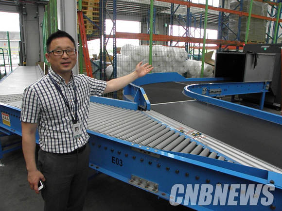 김제현 현대로지스틱스 공항사무소 특송통관팀 관세사가 물류시스템을 설명하고 있는 모습. (사진=이성호 기자)