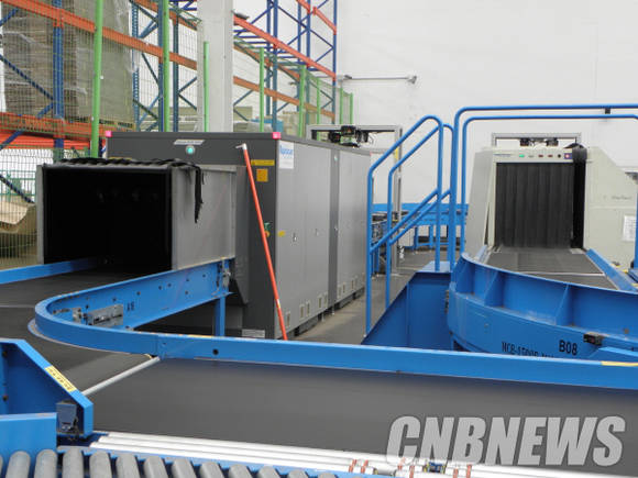 자동 엑스레이 검색대(왼쪽)와 수동 엑스레이 검색대. (사진=이성호 기자)