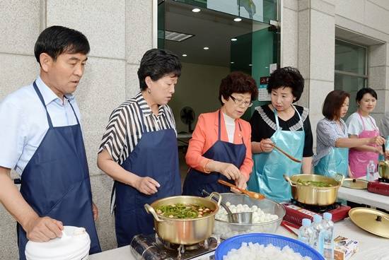 첫 여성 의장인 이평자 의원이 동료 시의원들과 메추리알 장조림 봉사활동을 하고 있다.(사진= 파주시의회)