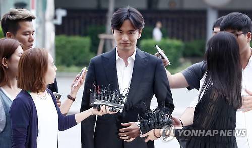 지난 17일 서울수서경찰서에 성폭행 혐의 조사를 받으러 가는 배우 이진욱 씨 모습. (사진=연합뉴스)