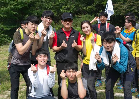 23일 신입사원들과 태화산에 함께 오른 박삼구 금호아시아나그룹 회장. (사진제공=금호아시아나그룹)