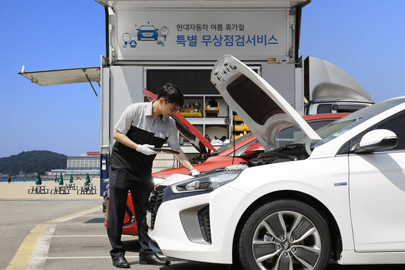 현대·기아차가 본격적인 휴가철을 맞아 이달 29일부터 31일까지 3일간 전국 주요 고속도로 휴게소 4곳에서 ‘하계 특별 무상점검 서비스’를 제공한다. (사진제공=현대·기아차)
