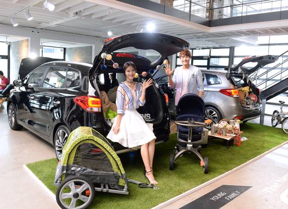 기아차가 26일 강남구 논현동 쿤스트할레에서 ‘더 뉴 카렌스’를 선보이고 본격 판매에 돌입했다. (사진제공=기아자동차)