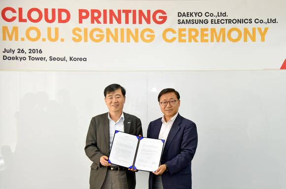 손태원 대교 해외사업총괄본부장(왼쪽)과 송성원 삼성전자 프린팅솔루션사업부 전략마케팅팀장이 클라우드 프린트 솔루션 업무협약을 체결하고 있다. (사진제공=삼성전자)