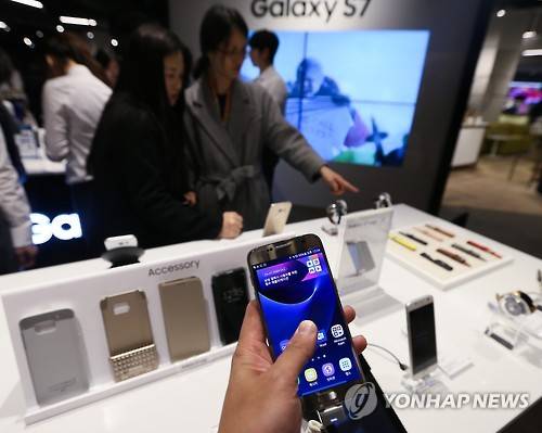 지난 2월26일 서울 서초구 신세계백화점 강남점에 마련된 삼성 갤럭시 S7·S7 엣지 체험관을 찾은 시민들이 제품을 살펴보고 있다. (사진=연합뉴스)