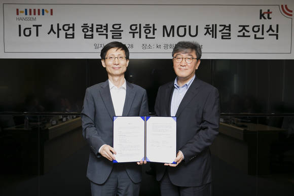 KT 김형욱 플랫폼사업기획실장(왼쪽)과 ㈜한샘 이영식 사장이 ‘KT-한샘, IoT 사업협력을 위한 양해각서(MOU)’를 체결했다. (사진제공=KT)