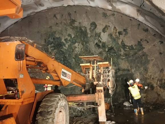 울릉일주도로 터널건설공사 현장의 모습.