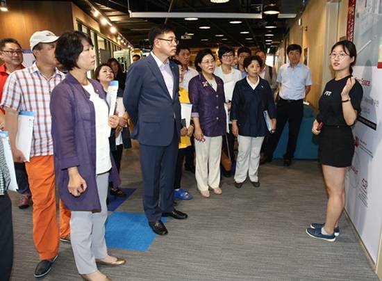 고양시의회 소영환 의장(가운데) 등 시의원들이 판교테크노밸리 밴치마킹을 하고 있다.(사진= 고양시의회)