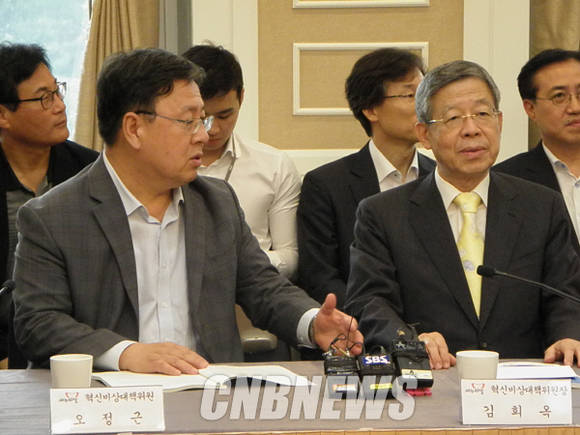 새누리당 혁신비상대책위원회는 지난 25일 국회본관 귀빈식당에서 ‘청년 일자리 창출을 위한 모바일금융과 핀테크산업 발전방향 정책세미나’를 개최했다. 이 자리에서 인터넷은행과 관련된 은산분리 완화 등이 논의됐다. 사진은 김희옥 혁신비대위원장(오른쪽)과 오정근 혁신비대위원(왼쪽). (사진=이성호 기자)