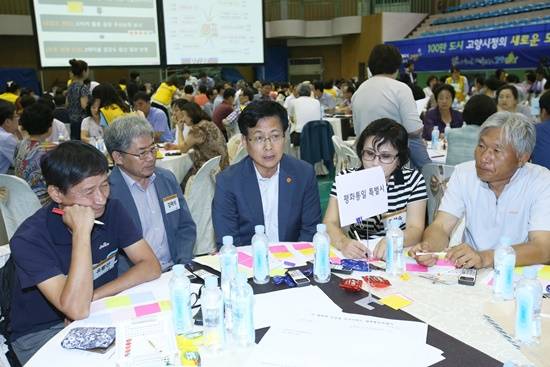 최성 고양시장이 테크노밸리 업무협약식 후 100만 고양시민 대토론회에 참석해 시민들과 토의하고 있다.(사진= 고양시)