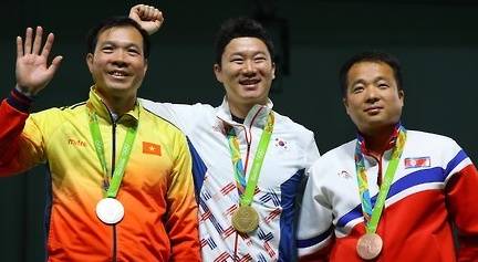 북한 김성국 선수의 인터뷰가 화제다. 제일 오른쪽 시상식에서 동메달을 걸고 있는 김성국 선수 모습. (사진=연합뉴스)