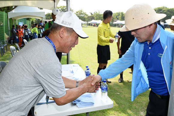 화랑대기 현장 격려 방문차 악수를 나누고 있는 최양식 경주시장(오른쪽).