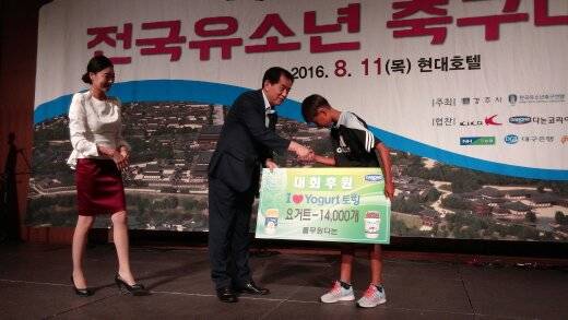 경주시 의회 박승직의장이 유소년대표에게 요거트 1만4천개 전달하는 광경.(사진=CNB김태우기자)