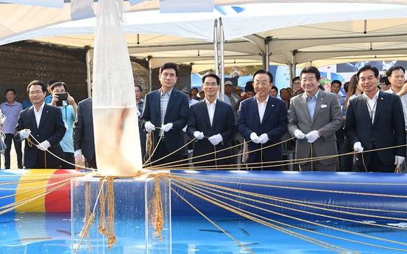 김관용 경북도지사(오른쪽 세번째).