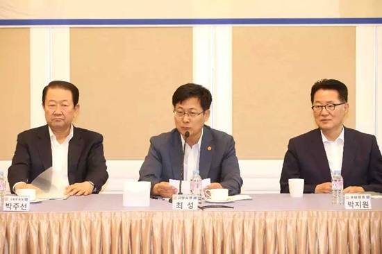 최성 고양시장이 김대중 대통령 서거 7주기 국회 세미나에서 위원장으로서 인사말을 하고 있다(사진= 고양시)