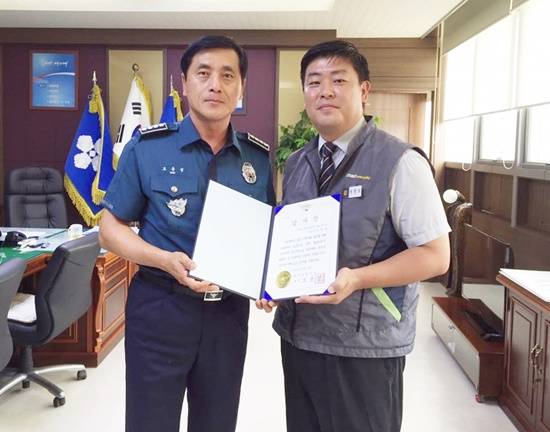 조용성 파주경찰서장이 남몰래 선행을 해온 파주시 탄현면 법흥리 이마트 에브리데이 지점장에게 선행 감사장을 전달했다.(사진= 파주경찰서)