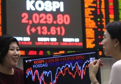 이번달부터 주식거래 시간이 30분 연장됐지만 거래량·거래대금은 오히려 줄어든 것으로 나타났다. 지난 1일 한국거래소 홍보관 모습. (사진=연합뉴스)