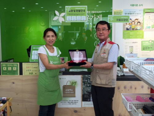 SK건설 현장 직원들은 물품을 모아 사회적 기업에 기부했다. 김창열 SK건설 평택미군기지 현장소장(오른쪽)이 아름다운가게 관계자로부터 감사패를 받는 모습. (사진=SK건설)