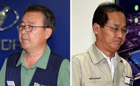 임금협상을 마친 윤갑한 사장(오른쪽)과 박유기 노조위원장(왼쪽). 사진=연합뉴스)