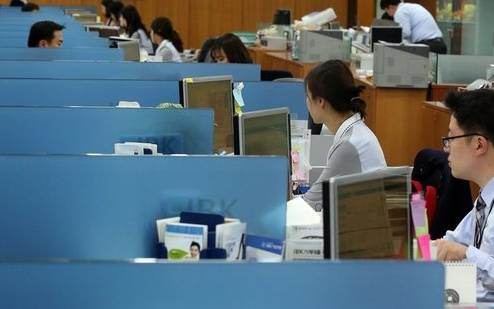 올해 상반기 깜짝 실적을 내는 등 은행은 잘나가고 있지만 은행을 등지고 새로운 인생을 찾아가는 직원들 수는 늘고 있다. (사진=연합뉴스)