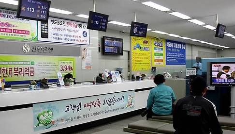 핀테크 환경에 밀리고 실적 압박으로 인한 과도한 업무량 스트레스 때문에 은행은 더이상'신의 직장'이라 불리지 않는다. 한산한 은행창구의 모습. (사진=연합뉴스)