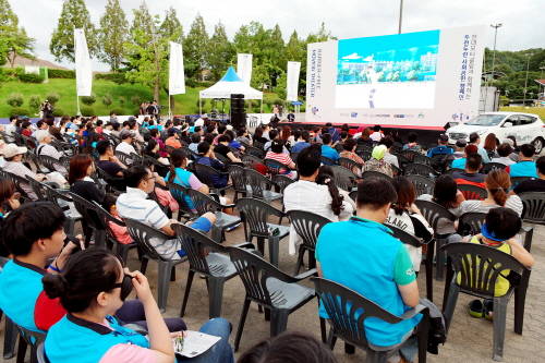 ‘배리어프리 무빙시어터’ 행사에 참석한 시청각 장애인과 그 가족들이 배리어프리 영화 ‘시간을 달리는 소녀’를 관람하는 모습. (사진=현대자동차)