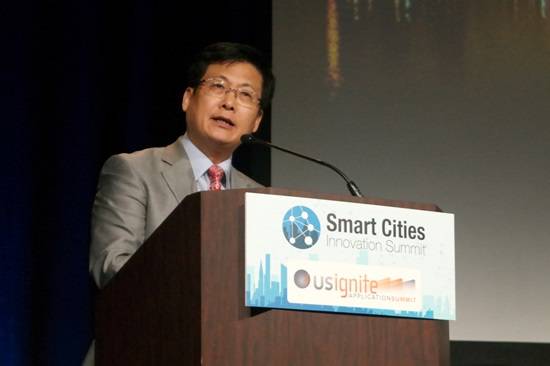 최성 고양시장이 스마트시티 이노베이션 서밋에서 고양시를 스마트시티 모델도시로 만들겠다고 말하고 있다(사진= 고양시)