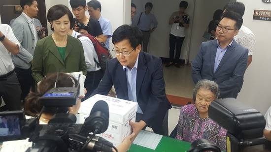 최성 고양시장이 지난 21일 국회에 위안부 특별법 제정 청원서를 제출하고 있다(사진= 고양시)