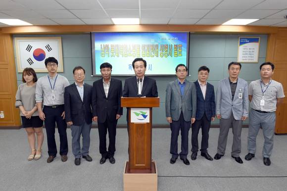 30일 박홍률 목포시장이 시청 상황실에서 무안군의 남악롯데복합쇼핑몰의 입점에 반대하는 성명서를 발표했다.