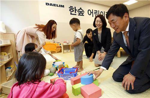 한숲 어린이집을 둘러보고 있는 대림산업 오규석 경영지원본부장. (사진=대림산업)