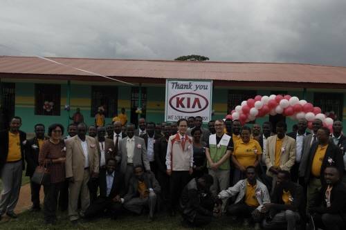 현지 관계자 및 기아자동차, 밀알복지재단 관계자들이 함께 그린라이트 중등학교 완공을 기념하는 모습. (사진=기아자동차)