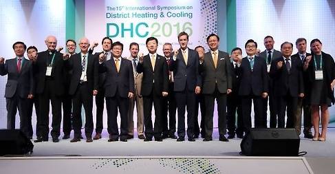 제15회 IEA-DHC 지역냉난방 국제학술대회에서 우태희 산업통상자원부 제2차관(앞줄 왼쪽 다섯번째), 김경원 한국지역난방공사 사장(앞줄 왼쪽 네번째)와 참석자들이 기념촬영을 하고 있다. (사진=연합뉴스)