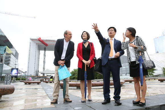 최성 고양시장이 파리 라데팡스 현장에서 실비뱅성 이사 등과 스마트시티 조성 관련 논의를 하고 있다(사진= 고양시)