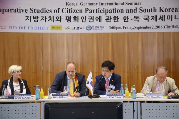 독일 드레스덴 국제세미나에서 기조연설을 통해 한반도 평화통일 10대 정책을 선언하고 있다(사진= 고양시)