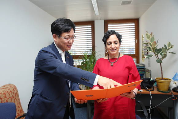 최성 고양시장이 유럽 유엔 인권고등판무관사무소에서 아시아태평양 담당에게 일본군 위안부 피해자 이옥선 할머니으 친필 서한을 전달하고 내용을 설명하고 있다(사진= 고양시)