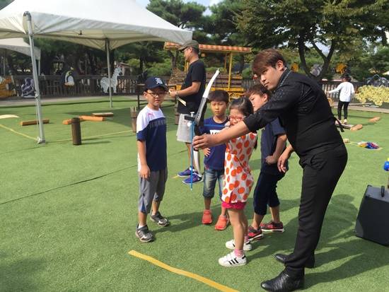 테마동물원쥬쥬의 전통 활쏘기 행사 장면(사진= 테마동물원쥬쥬)