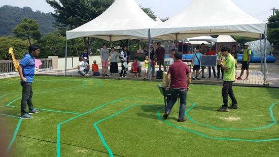 테마동물원 쥬쥬, 외발수레 달리기 경연대회 장면(사진= 테마동물원쥬쥬)