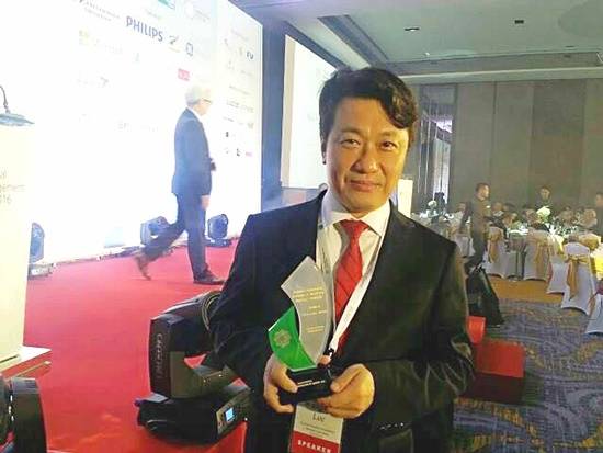 서남의대 명지병원 이왕준 이사장이 베트남 호치민에서 열린 2016HMA에서 '아시아병원경영대상'을 수상한 후 포즈를 취하고 있다(사진= 명지병원)