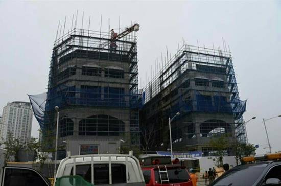 김포시 주상복합건물 건축현장 화재 진압 후 화재 원인을 조사 중이다.(사진= 김진부 기자)