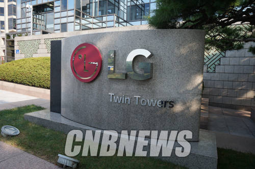 LG화학은 바이오사업을 육성하기 위해 LG생명과학과 합병한다고 밝혔다. 사진은 서울 여의도 LG트윈타워 현판. (사진=손강훈 기자)