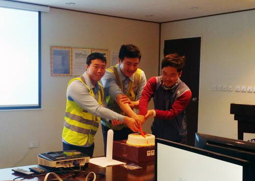 사우디아라비아 건설현장에서 근무하는 직원들의 깜짝 생일파티를 하는 모습. (사진=삼성물산)