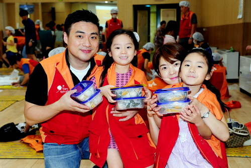 봉사활동 중 기념촬영을 하고 있는 SK건설 임직원 가족 모습. (사진=SK건설)