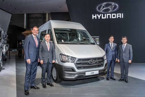 (왼쪽부터) 독일법인 매니징디렉터 마커스 쉬릭(Markus Schrick), 상용사업담당 한성권 사장, 상용연구개발담당 황용서 부사장, 상용수출사업부장 이인철 전무가 H350 카고밴 앞에서 기념촬영을 하는 모습. (사진=현대자동차)