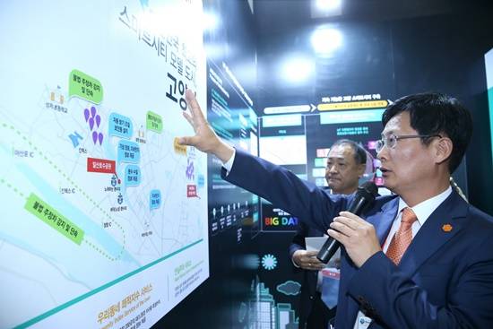 킨텍스에서 진행되고 있는 스마트시티 이노베이션 서밋 아시아에서 최성 시장이 기조연설을 통해 고양형 스마트시티를 발표했다(사진= 고양시)